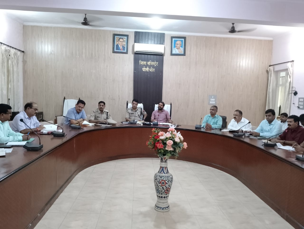 पीलीभीत : मुख्य विकास अधिकारी प्रशांत कुमार श्रीवास्तव की अध्यक्षता में गाँधी सभागार में संपन्न हुई तिमाही की समीक्षा बैठक ।