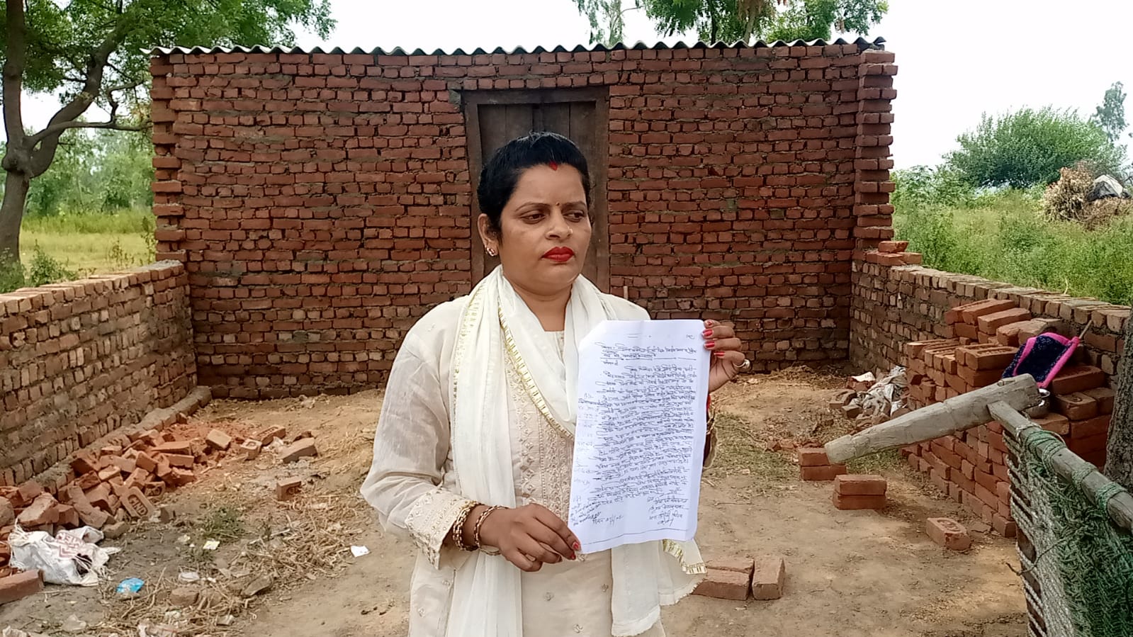 बरेली/आँवला - महिला ने अवैध कब्जे का लगाया आरोप एसडीएम आँवला से की शिकायत।