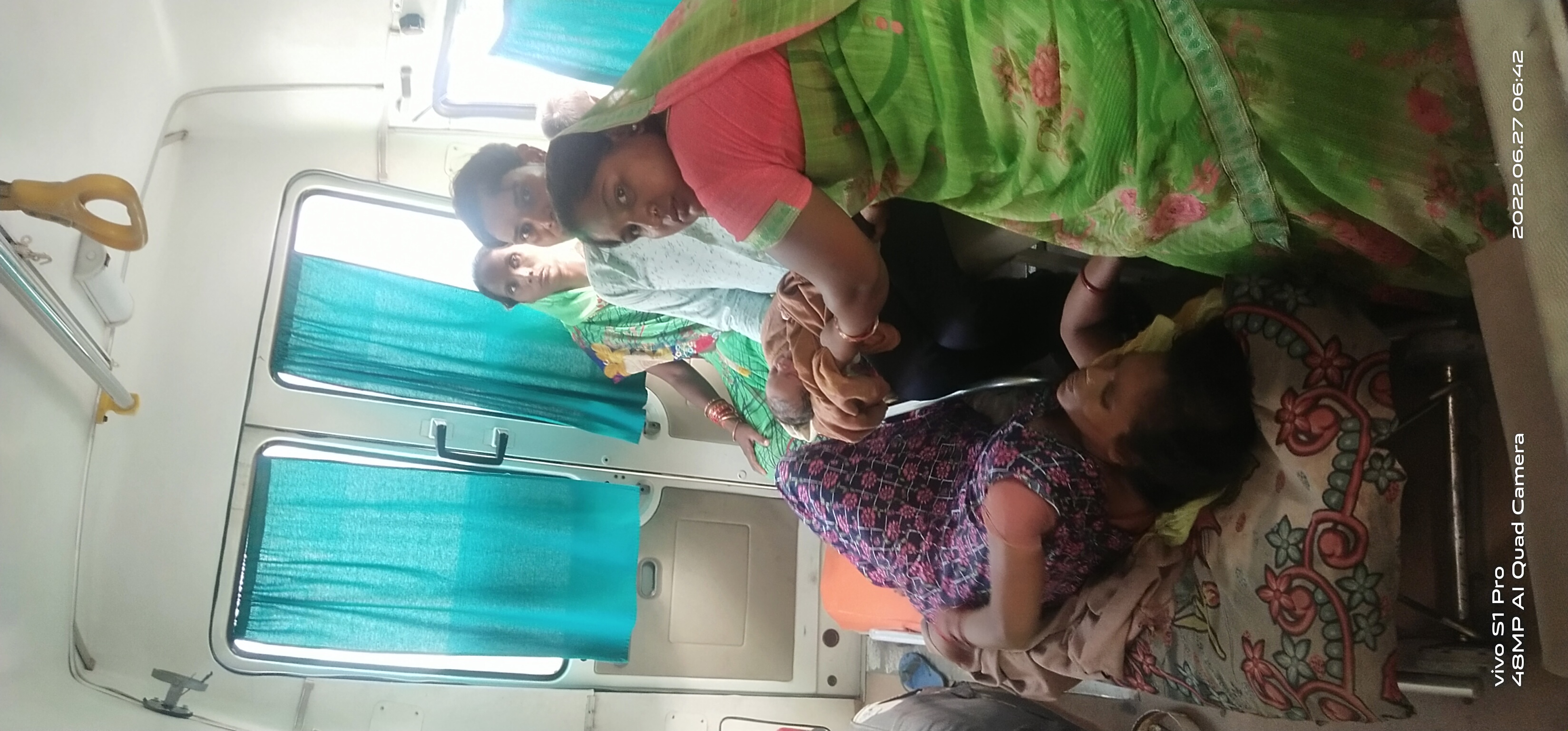 पीलीभीत : एंबुलेंस बनी जन्म स्थल, गूंजी किलकारी, परिवार में खुशियों का माहौल