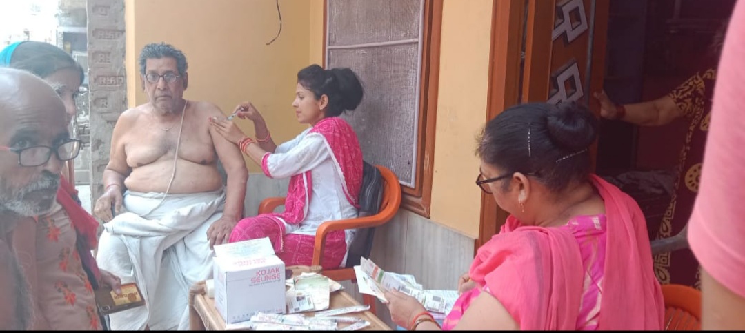फर्रुखाबाद: घर-घर दस्तक देकर दूसरी डोज से वंचित लोगों को खोज कर लगाए जा रहे हैं टीके-सीएमओ
