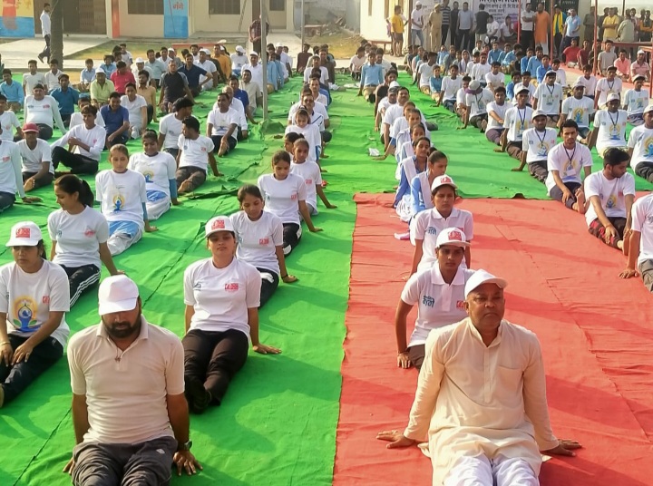 बदायूं: "श्री कैलाशघाम योगा एवं प्राकृतिक चिकित्सा केंद्र कछला गंगा घाट पर मनाया गया अन्तर्राष्ट्रीय योगा दिवस"