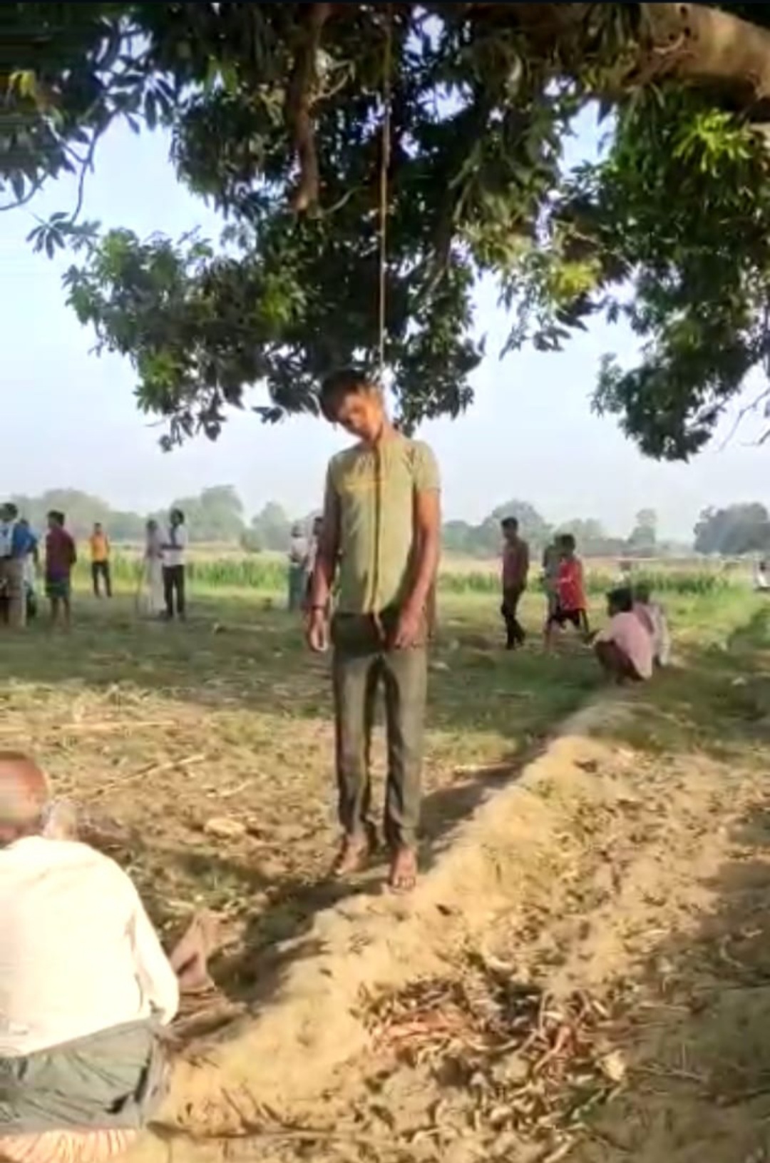 फर्रुखाबाद:पारिवारिक विवाद के चलते युवक ने लगाई फांसी