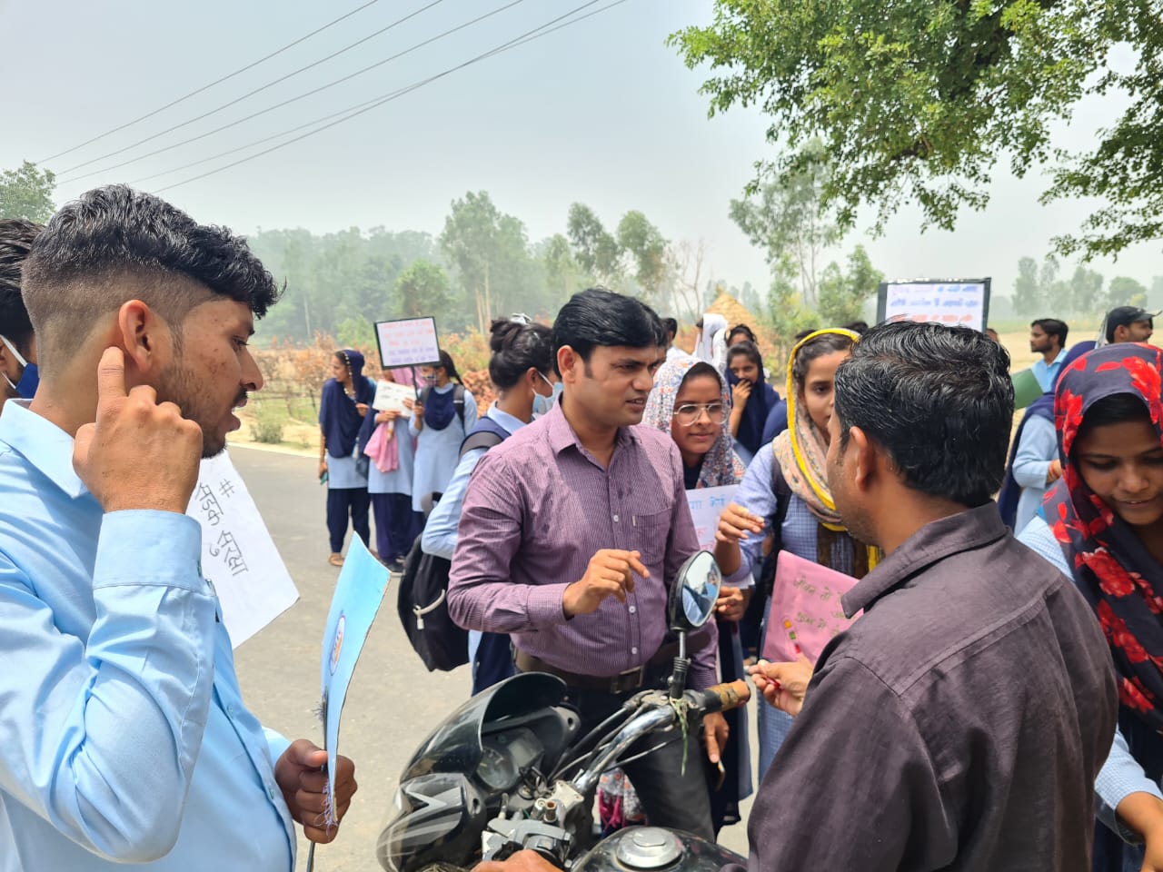 शाहजहांपुर : प्रवक्ता एवं प्रशिक्षुओं द्वारा सड़क सुरक्षा जागरूकता अभियान चलाया गया।
