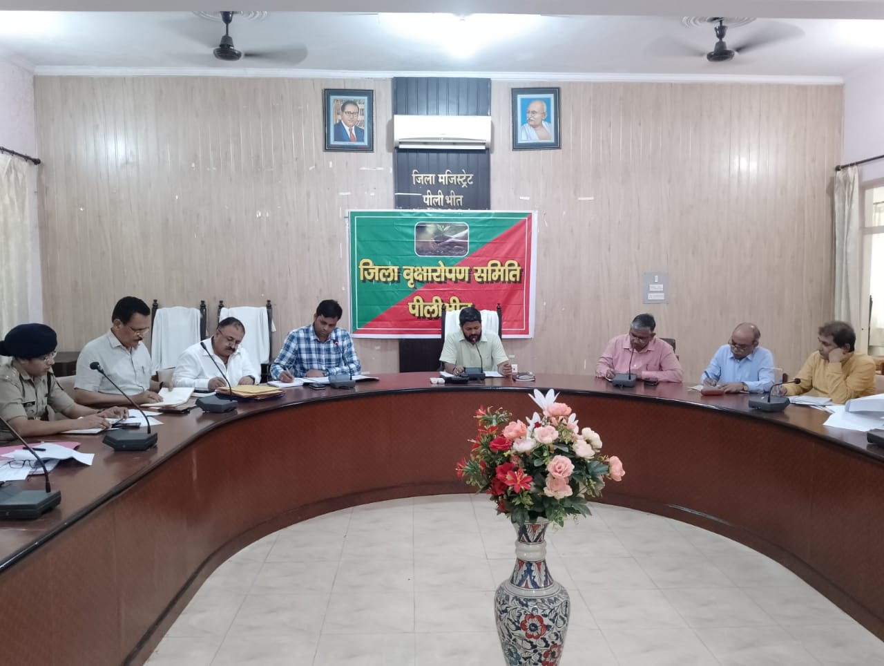 पीलीभीत :शासन द्वारा निर्धारित तिथि से पूर्व कर ली जाये समस्त पूर्ण तैयारियां-जिलाधिकारी।