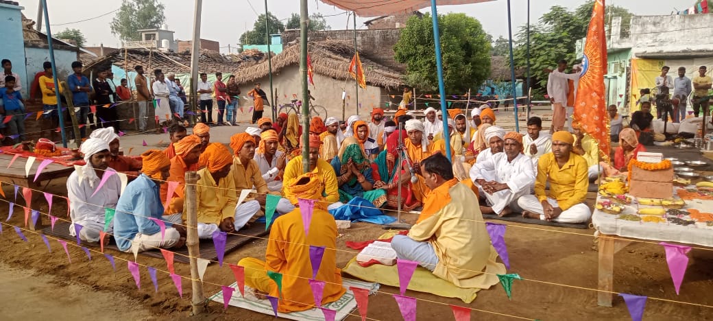 पीलीभीत :देवीय आपदा-शुद्ध वातावरण के लिए किया गया हवन पूजन।