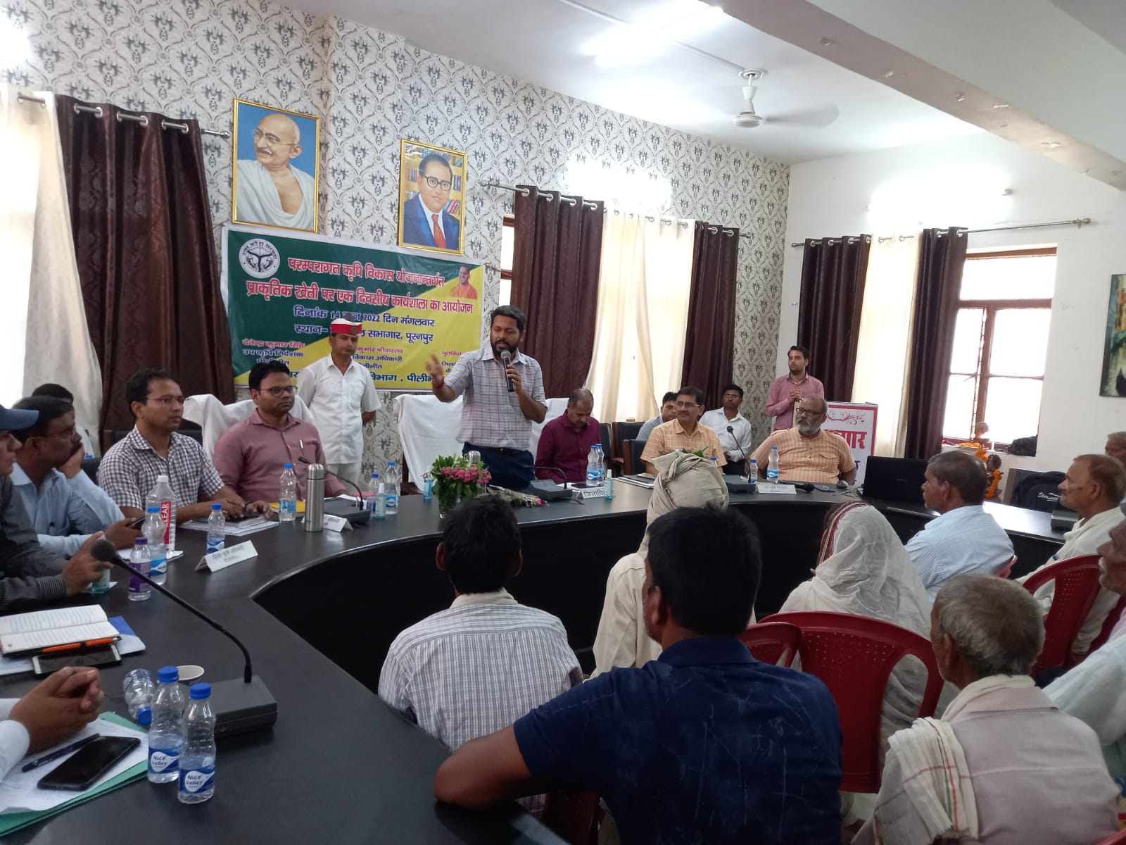 पीलीभीत:किसान गोष्ठी में जैविक व प्राकृतिक कृषि के प्रति किसानों को किया गया जागरूक