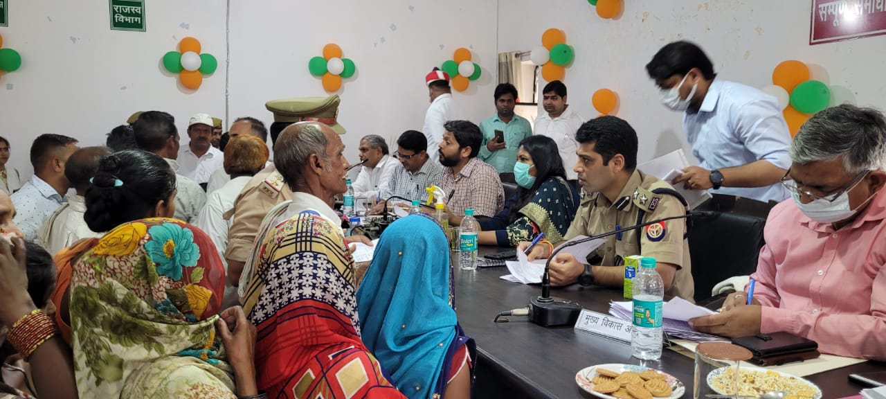 पीलीभीत :जिलाधिकारी एवं पुलिस अधीक्षक ने सम्पूर्ण समाधान दिवस के अवसर पर सुनीं जनता की समस्याएं।