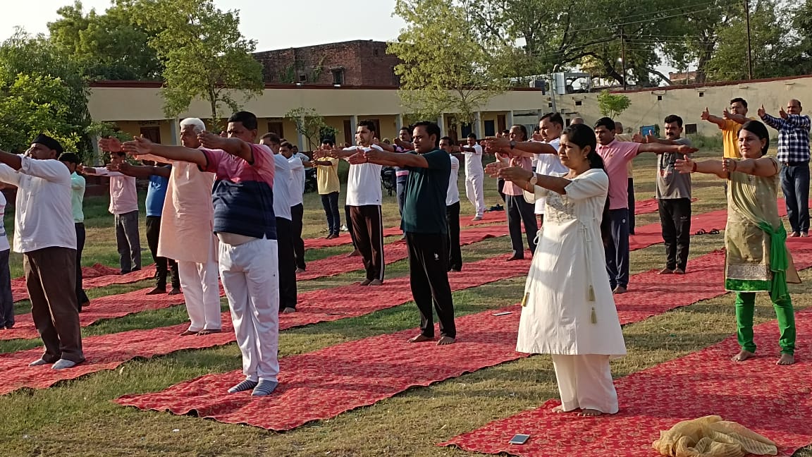 जौनपुर:  योग -दिवस , करें योग,रहें निरोग, इंटर कालेज मछलीशहर के प्रांगण में मना योग दिवस