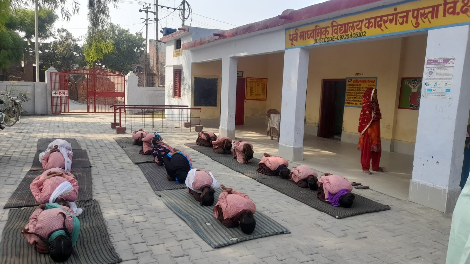 कासगंज: जूनियर हाईस्कूल और प्राइमरी पाठशाला कादरगंज पुख्ता पर अंतर्राष्ट्रीय योग दिवस पर बच्चों को योग कराया