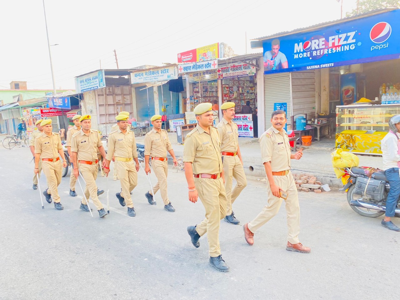 पीलीभीत:  पुलिस बल द्वारा क़ानून/शांति व्यवस्था बनाए रखने हेतु समस्त थाना/चौकी क्षेत्रों में सतर्क दृष्टि बनाए रखते हुए जुमें की नमाज को सकुशल सम्पन्न कराकर पैदल गश्त किया