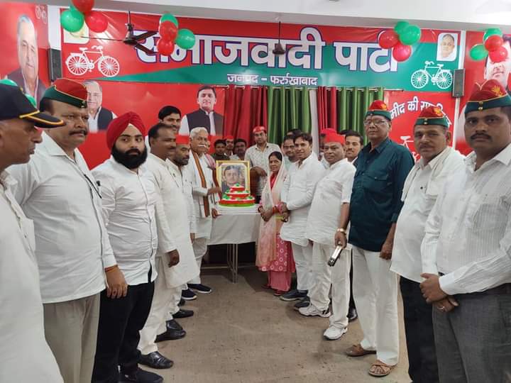 फर्रुखाबाद: समाजवादियों ने मनाया राष्ट्रीय अध्यक्ष अखिलेश यादव का जन्मदिन