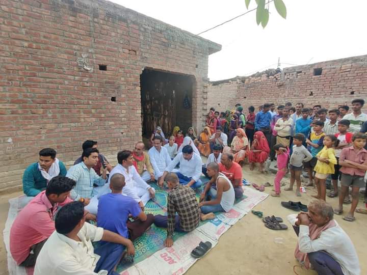 फर्रुखाबाद:सपा प्रदेश सचिव ने मृतक के परिवार से की मुलाकात