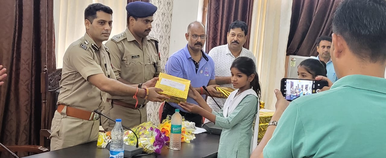 पीलीभीत :रेड क्रॉस सोसाइटी शाखा पूरनपुर की तरफ से कन्याओं को हाइजीन किट का वितरण किया गया।