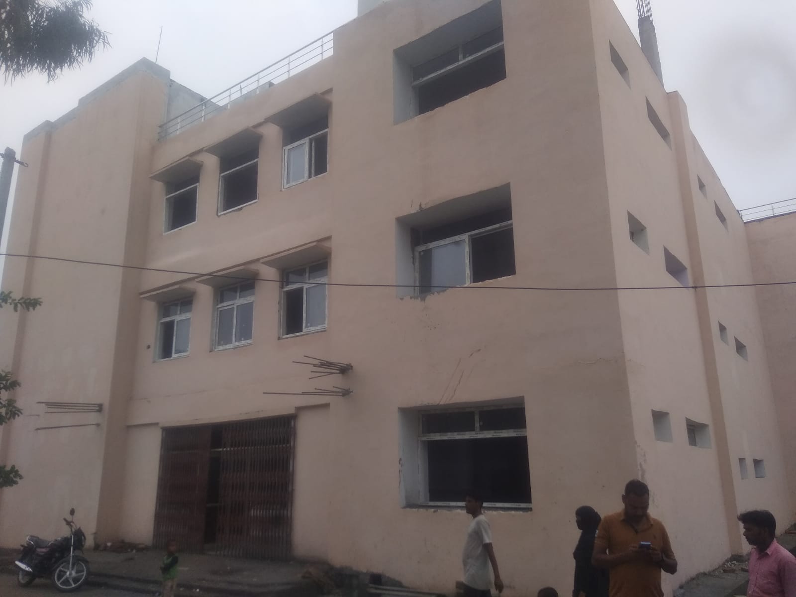 पीलीभीत  :  महिला चिकित्सालय के निर्माण खूब हो रही अनदेखी, जिम्मेदार मौन ।