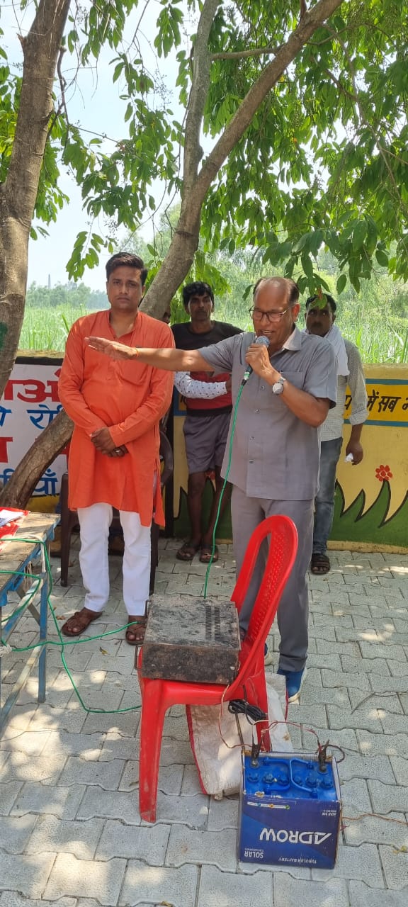 बरेली :कमजोर बूथों पर विधायक डॉ एमपी आर्य ने बताई कल्याणकारी योजनाएं