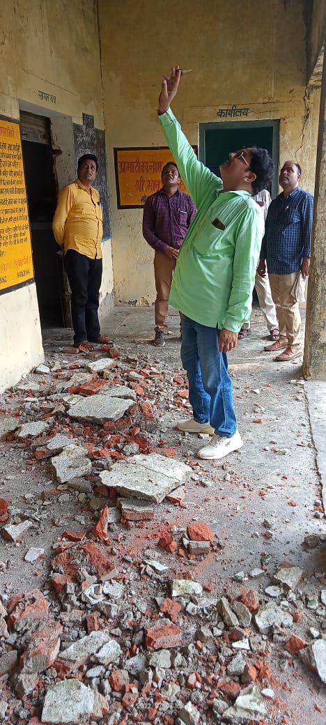 बरेली : कृषि रक्षा इकाई की गिरती छत से भाजपा मंडल अध्यक्ष बाल बाल बचे,