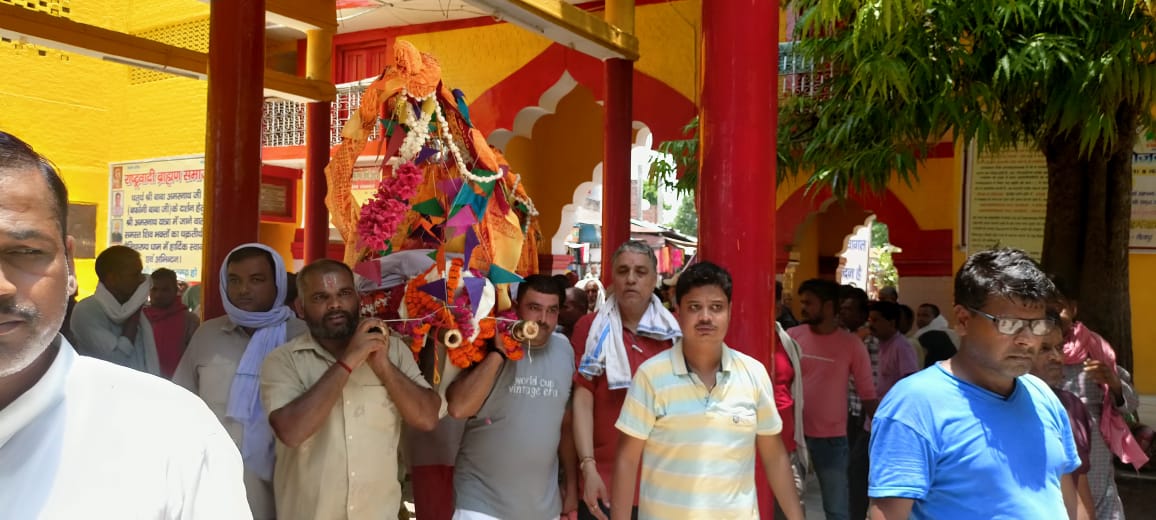सीतापुर :पंचतत्व में विलीन हुए ललिता देवी मंदिर के प्रधान पुजारी छोटे पुत्र भास्कर पुजारी ने दी मुखाग्नि