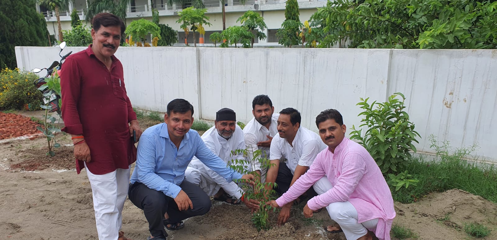 बरेली :डीआरएम इंटर कॉलेज अंजनी आंवला बरेली में आज हरेला पर्व के तहत वृक्षारोपण कार्यक्रम का आरंभ किया गया ।