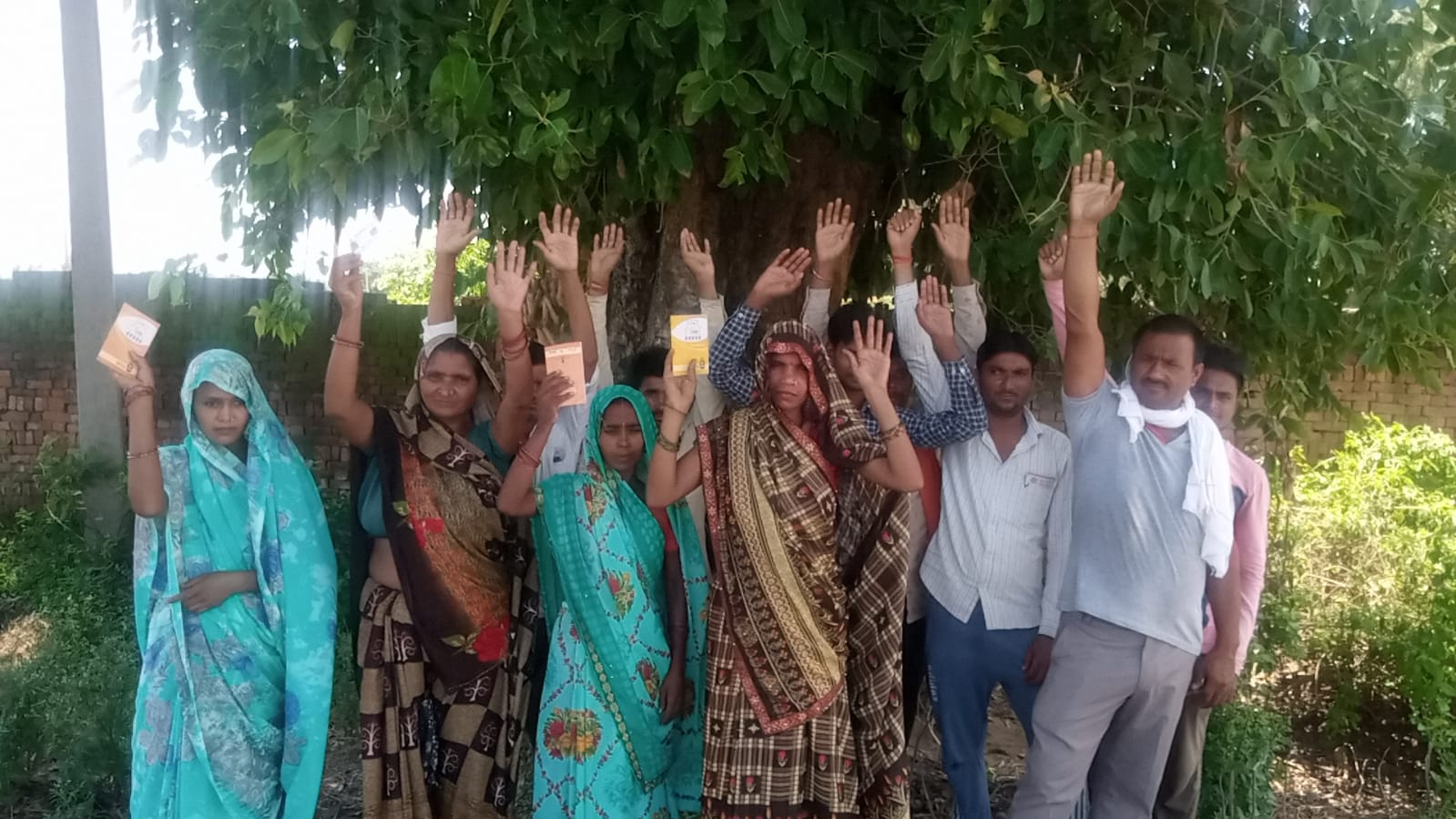 पीलीभीत : भारत गैस एजेंसी पर एक हजार से लेकर पांच हजार रुपये मांगने पर ग्रामीणों ने किया प्रदर्शन