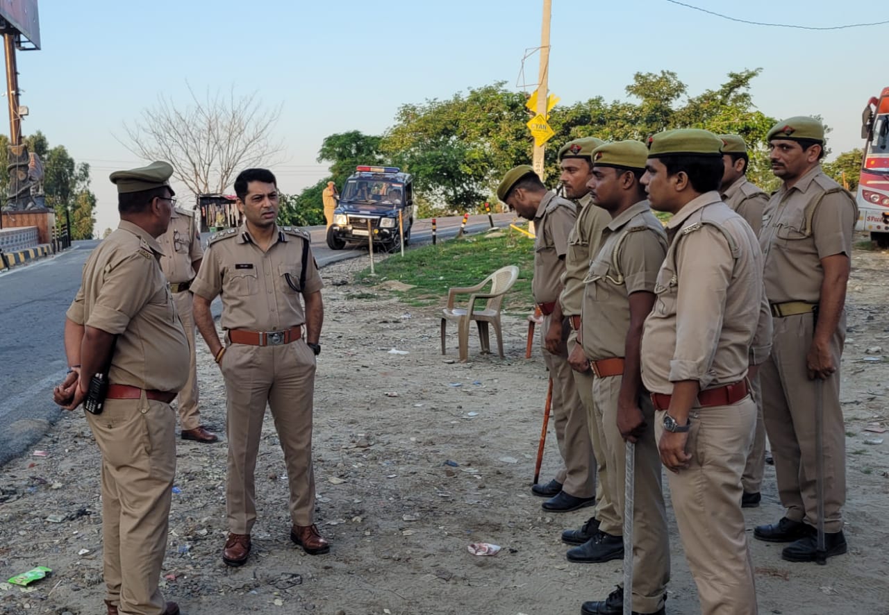 पीलीभीत : श्रावण मास के प्रथम सोमवार को पुलिस अधीक्षक ने भ्रमण कर सुरक्षा व्यवस्था का लिया जायजा।