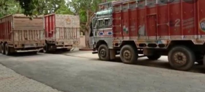 सीतापुर:कस्बा मिश्रित की महंत पुलिया के पास रोड के दोनो ओर मौरंग भरी ट्रके खड़ी होने से यातायात बाधित
