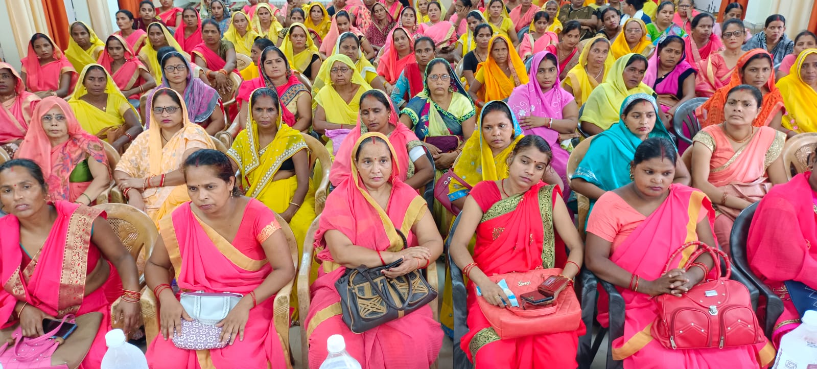 पीलीभीत: विधायक बरखेडा द्वारा ऑगनबाडी कार्यकत्रियों एवं सहायिकाओं को वितरित की साडियां।