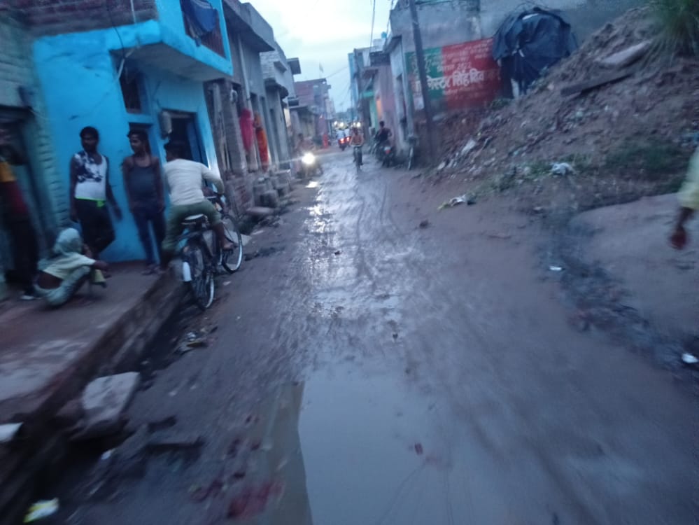 फर्रूखाबाद:ऐतिहासिक नगरी कम्पिल की सड़कें बदहाल ।