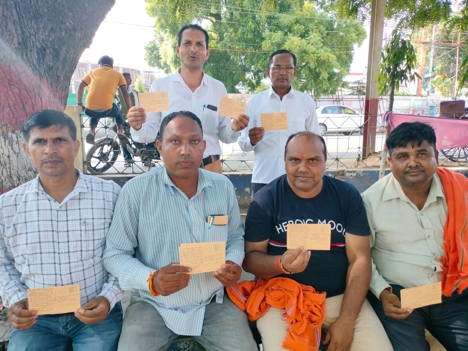 बरेली/आँवला - पीएम व सीएम को पोस्टकार्ड भेज शिक्षामित्रों ने बताया अपना दर्द।