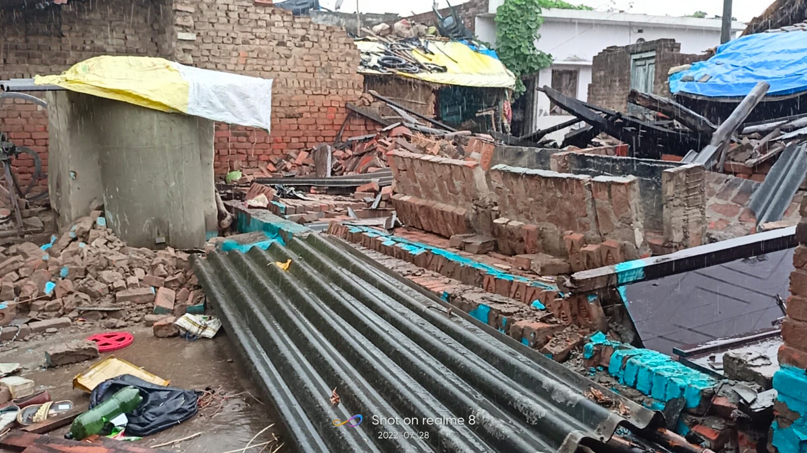 पीलीभीत :खपरैल की दीवार गिरने से ग्रामीण व गाय दबकर घायल,पूरा परिवार बाल-बाल बचा।