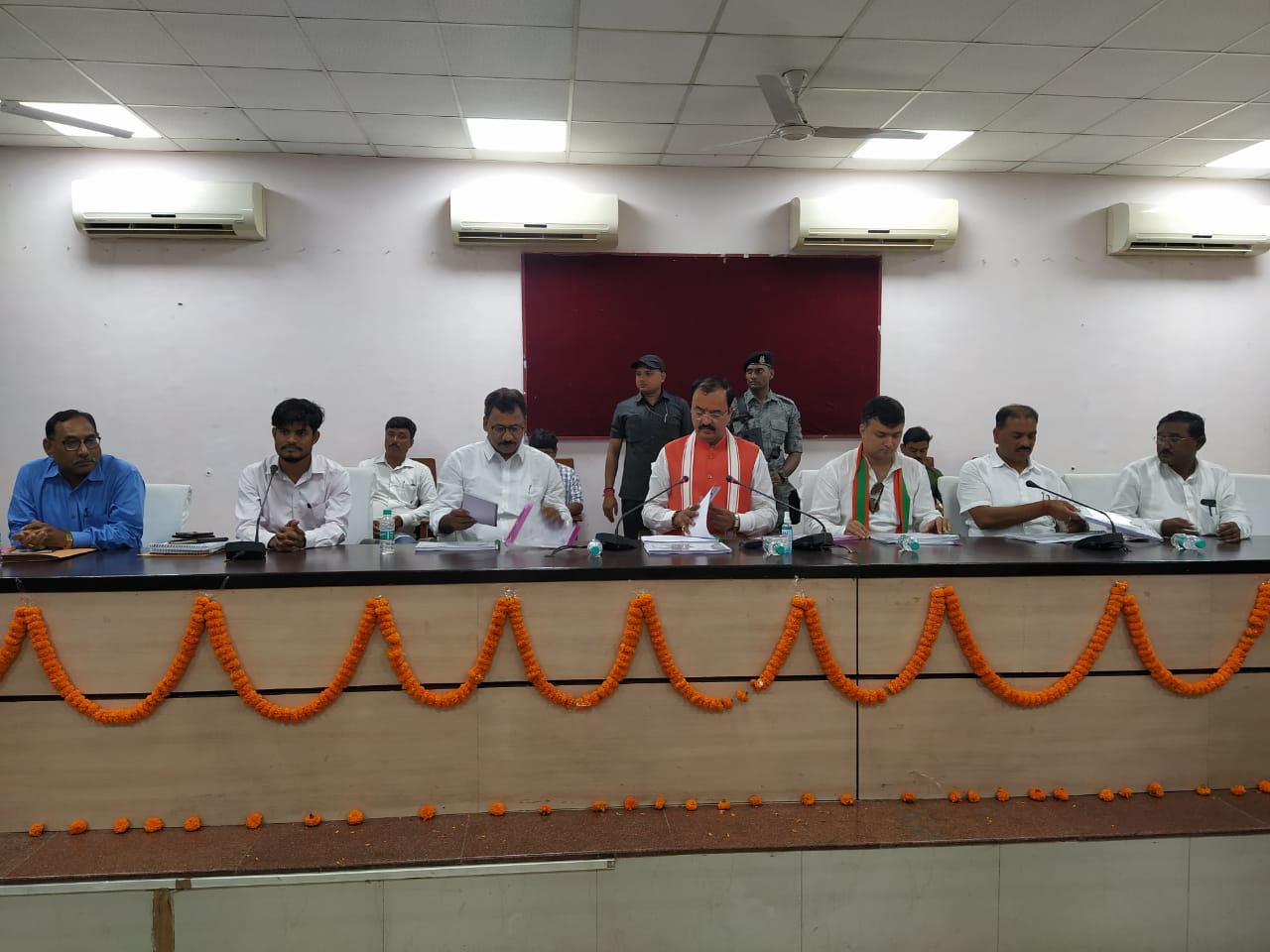 प्रयागराज :उपमुख्यमंत्री श्री केशव प्रसाद मौर्य ने विभागीय अधिकारियों के साथ की समीक्षा बैठक