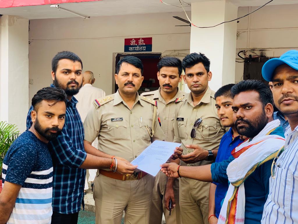 पीलीभीत :युवा मोर्चा के पदाधिकारियों ने प्रभारी निरीक्षक को सौंपा ज्ञापन