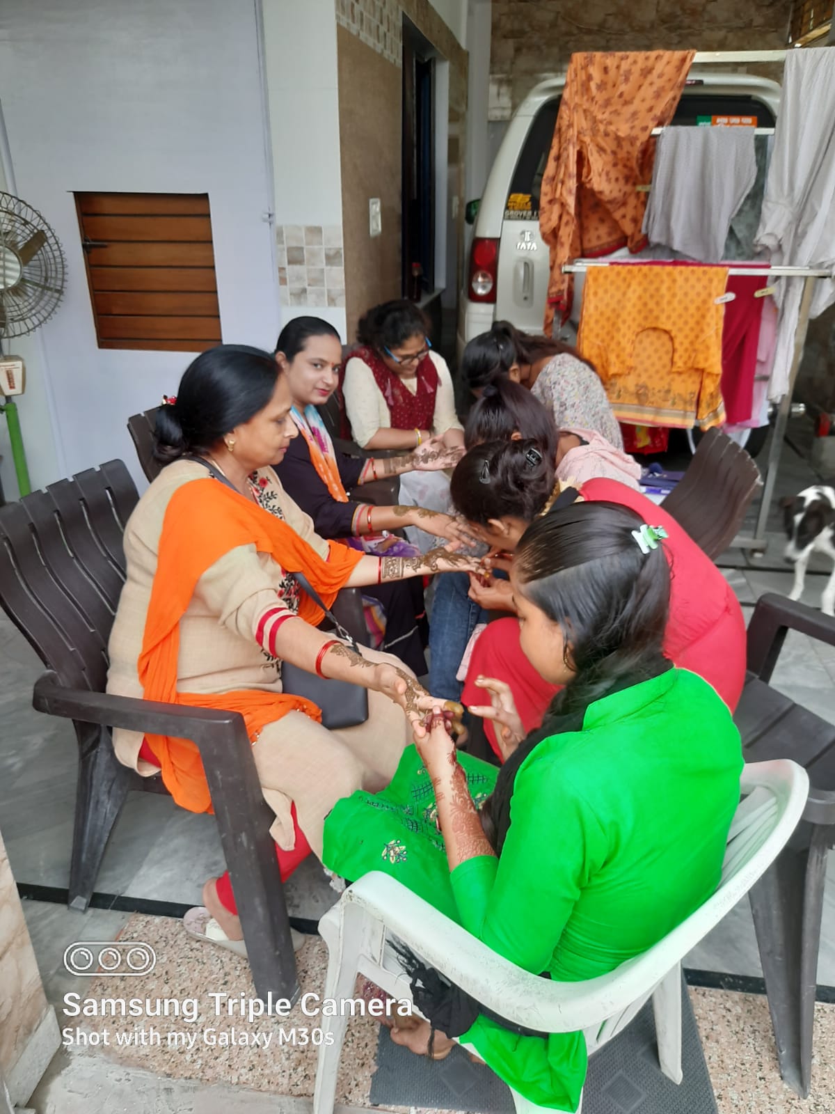 बरेली :वर्ल्ड विजन के सौजन्य से कुंजिका अंत्योदय सेवा समिति ने अदिति प्रशिक्षण केंद्र के द्वारा महिलाओ के लगाई मेहंदी