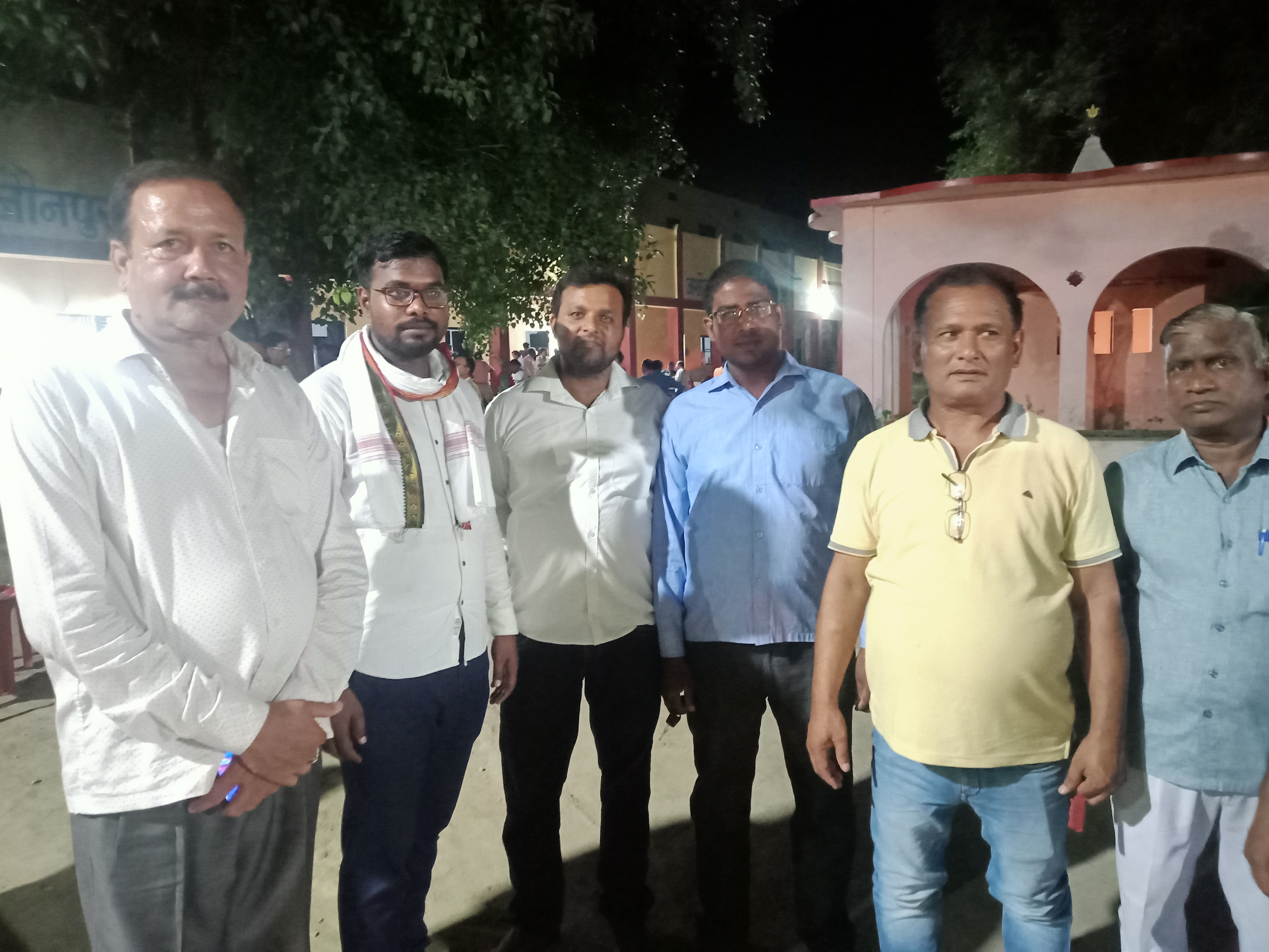 जौनपुर:मंदिर के पुजारी और कॉलेज के प्रबंधक के विवाद में,प्रबंधक के समर्थन में आए हजारों लोग