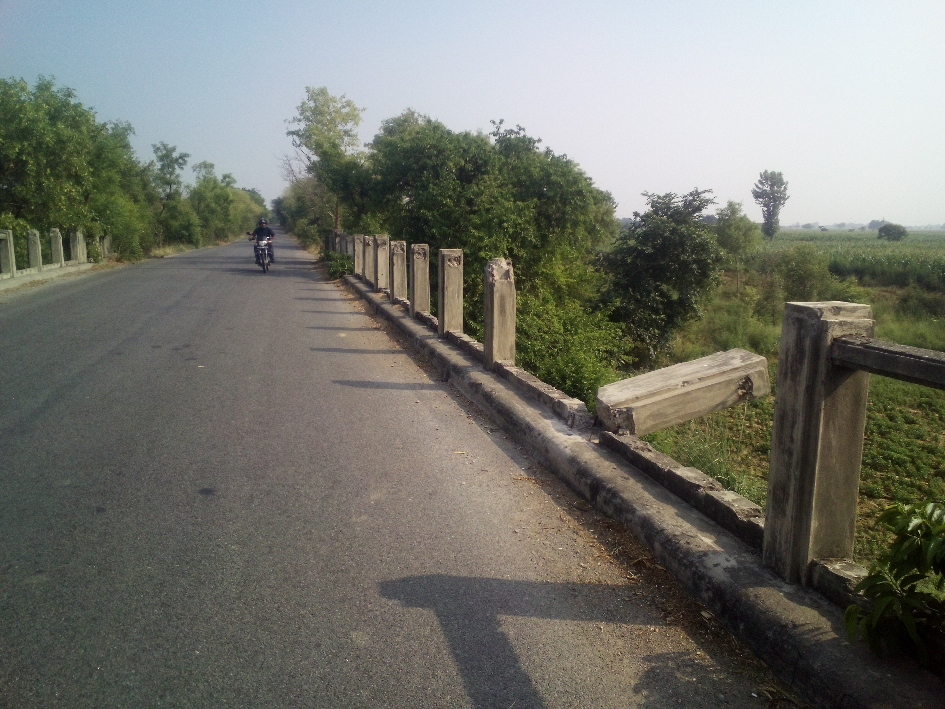 बदायूं : ओवर ब्रिज का डिवाइडर हुआ क्षतिग्रस्त प्रशासन कर रहा है किस हादसे का इंतजार!
