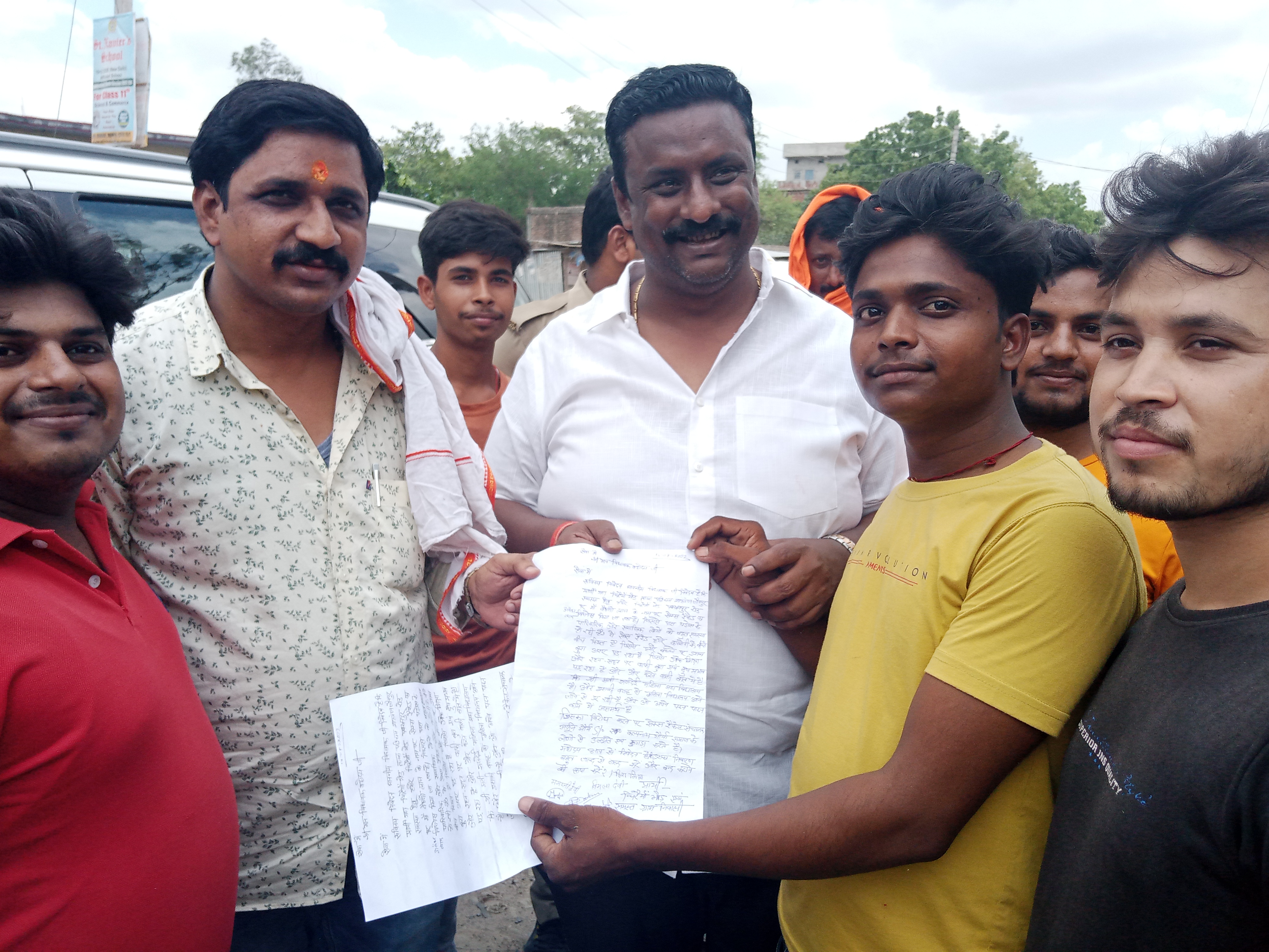 जौनपुर :जन चौपाल में विधायक ने सुनी जनता की समस्या।