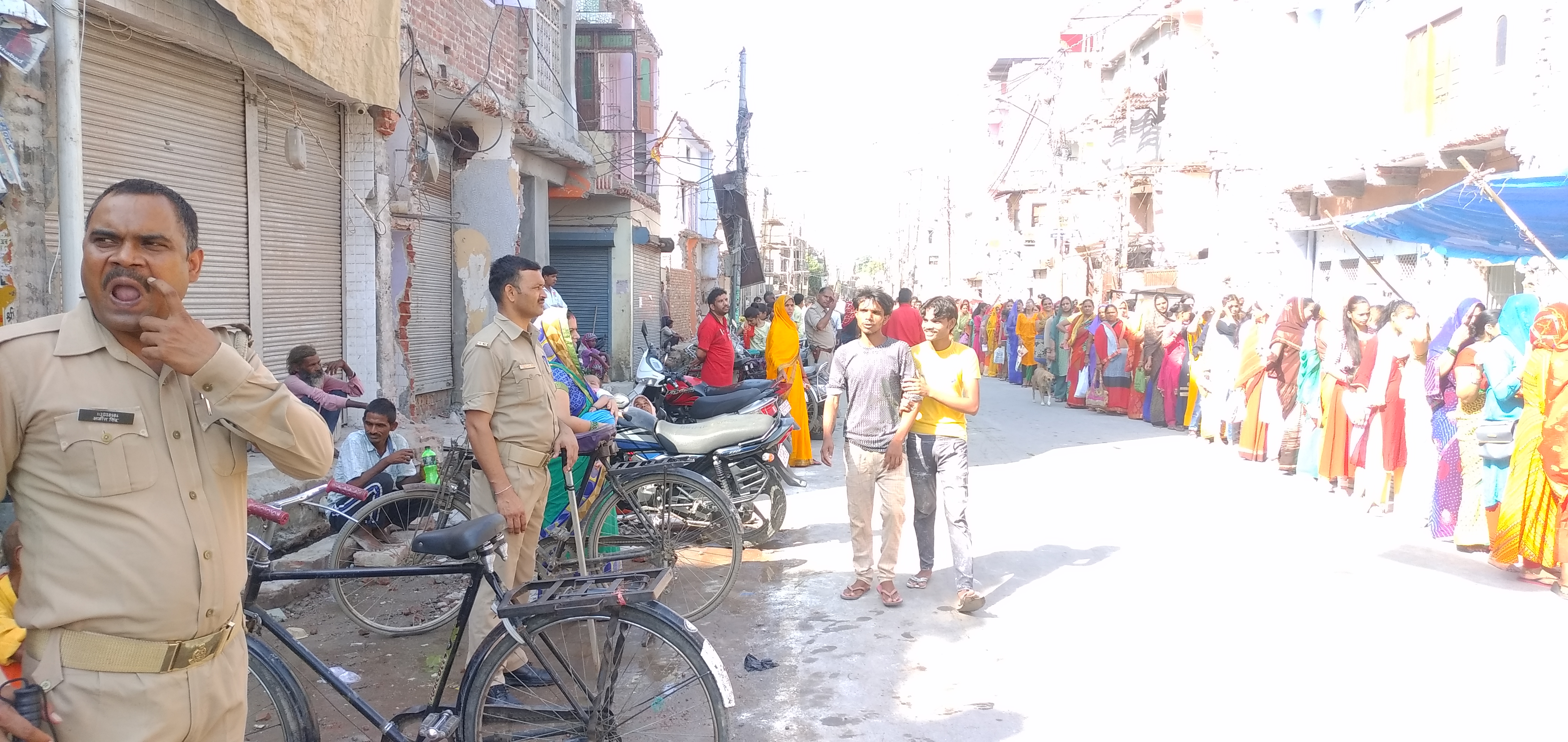 फर्रूखाबाद : पंडाबाग मंदिर में भक्तो भारी भीड़ दर्शन को लगी लंबी लाइन  रेलवे रोड फर्रूखाबाद जाम