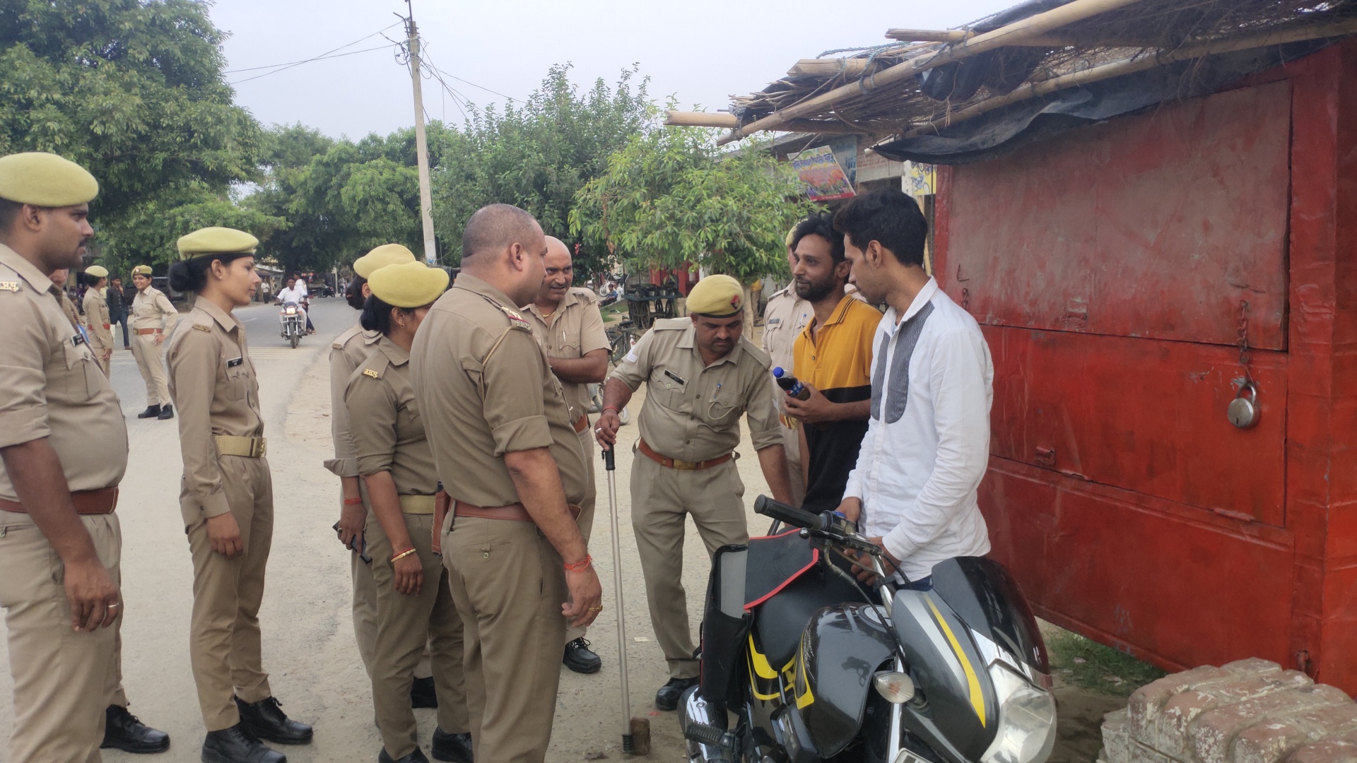 बरेली/आँवला - वरिष्ठ पुलिस अधीक्षक के निर्देश मे हरदासपुर चेकपोस्ट पर चलाया संघन चेकिंग अभियान।