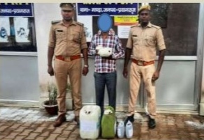 प्रयागराज - तहसील कोरांव के ग्राम कूदर से  थाना मांडा पुलिस द्वारा 01 अभियुक्त गिरफ्तार