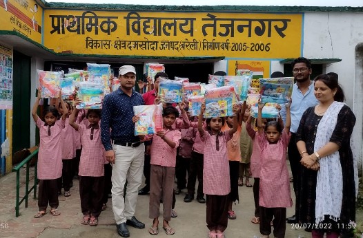 बरेली :बैंक ऑफ़ बड़ोदा के स्थापना दिवस पर शाखा ने गरीब छात्रों को भेंट की अध्यापन सामग्री