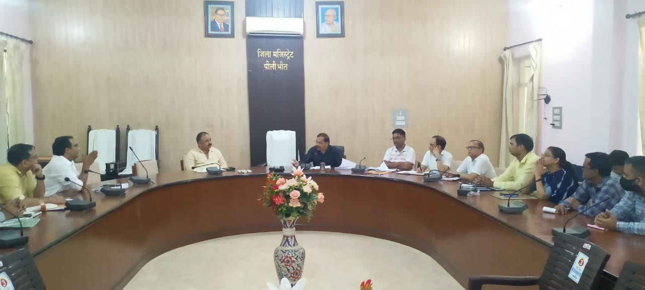 पीलीभीत : योजनाओं को समयबद्ध व लक्ष्य के अनुरूप करें पूर्ण-जिलाधिकारी।