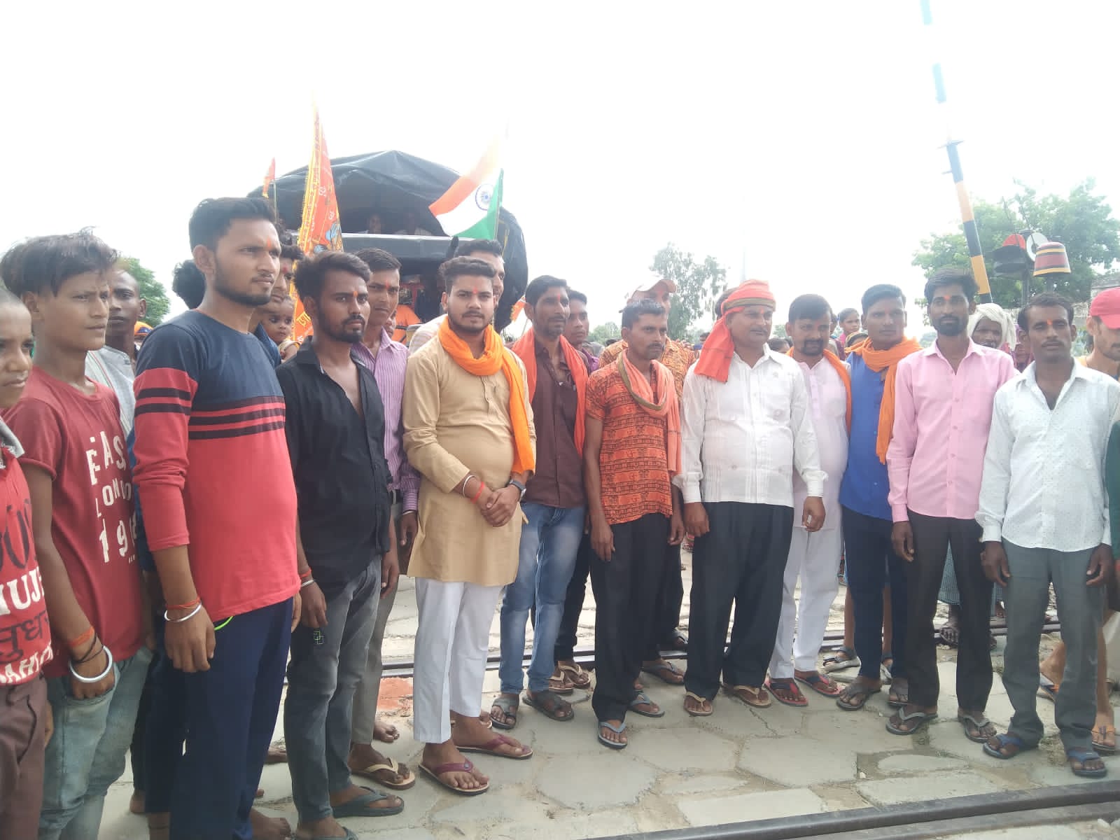 पीलीभीत: जगतपुर गांव से घटियाघाट को गंगाजल लेने के लिए कांवड़िये हुए रवाना ।
