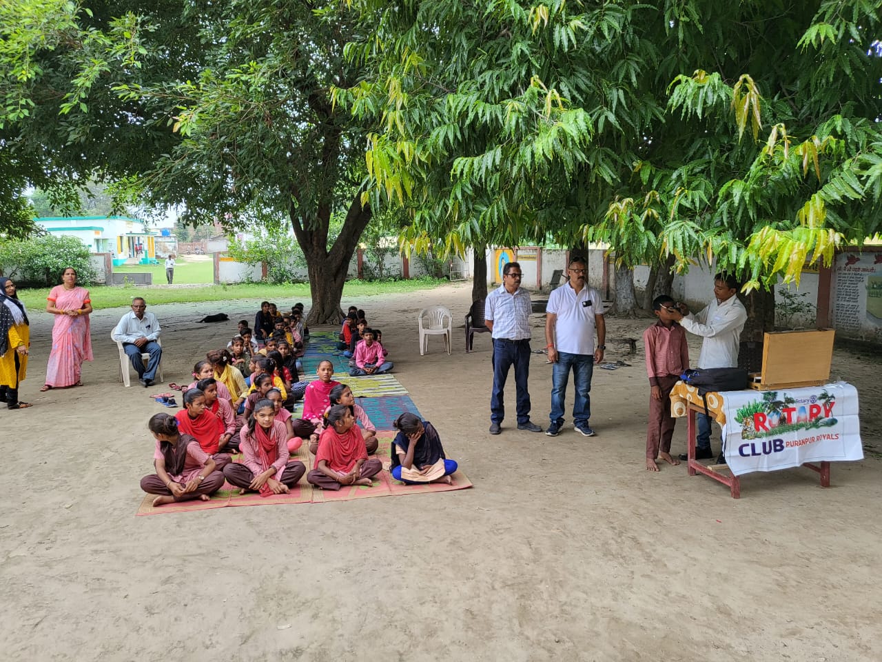 पीलीभीत :रोटरी क्लब पूरनपुर रॉयल्स ने ग्राम रघुनाथपुर स्थित उच्च प्राथमिक विद्यालय रघुनाथपुर में जाकर सभी छात्र छात्राओ का नेत्र परीक्षण शिविर आयोजित किया