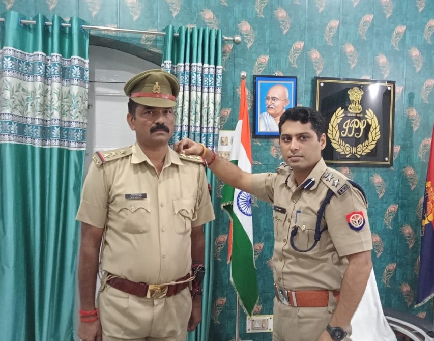 पीलीभीत :पुलिस अधीक्षक दिनेश कुमार पी ने 8 उप निरीक्षकों को स्टार लगा कर किया सम्मानित