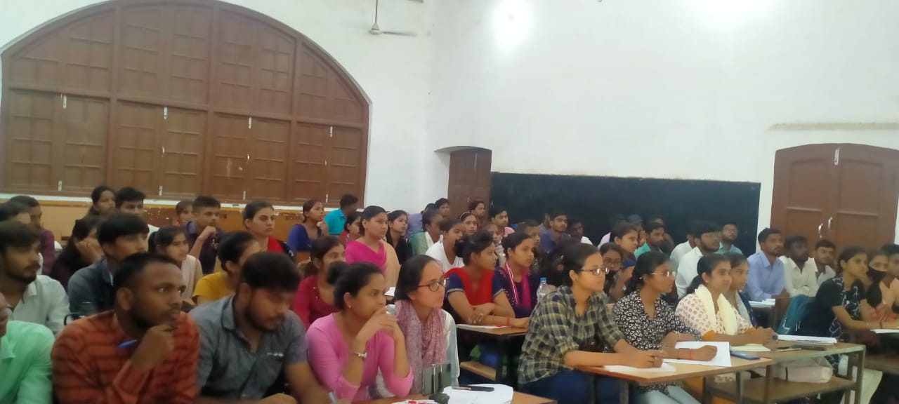 पीलीभीत : अभ्युदय योजना के अन्तर्गत जिलाधिकारी ने छात्र/छात्राओं को ऐथिक्स, सामान्य अध्ययन के सम्बन्ध में जिलाधिकारी द्वारा दी गई जानकारी।