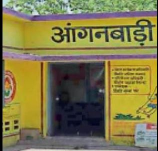 पीलीभीत : पोषाहार लेने गई महिलाओं से आंगनवाड़ी केंद्र पर धक्का-मक्की