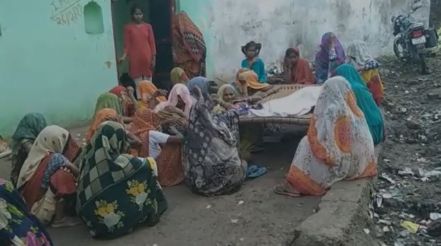 बांदा : चकरोड के लिए निकाली गई मिट्टी से हुए गड्ढे में डूबकर मासूम की मौत