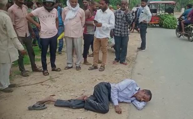 शाहजहांपुर : मोटरसाइकिल के बचाने के चक्कर में हुआ हादसा