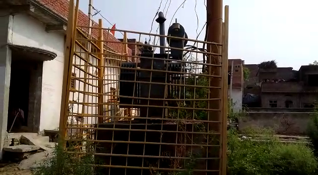 बरेली/आँवला - ओवरलोड के चलते ट्रांसफार्मर फूकने से, सिरौली की आधी आबादी में मचा हाहाकार।