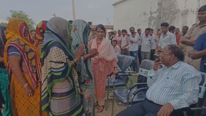 बांदा  :बाढ़ प्रभाभित इलाकों का जिलाधिकारी ने किया दौरा लोगो को बाटी राहत सामग्री *