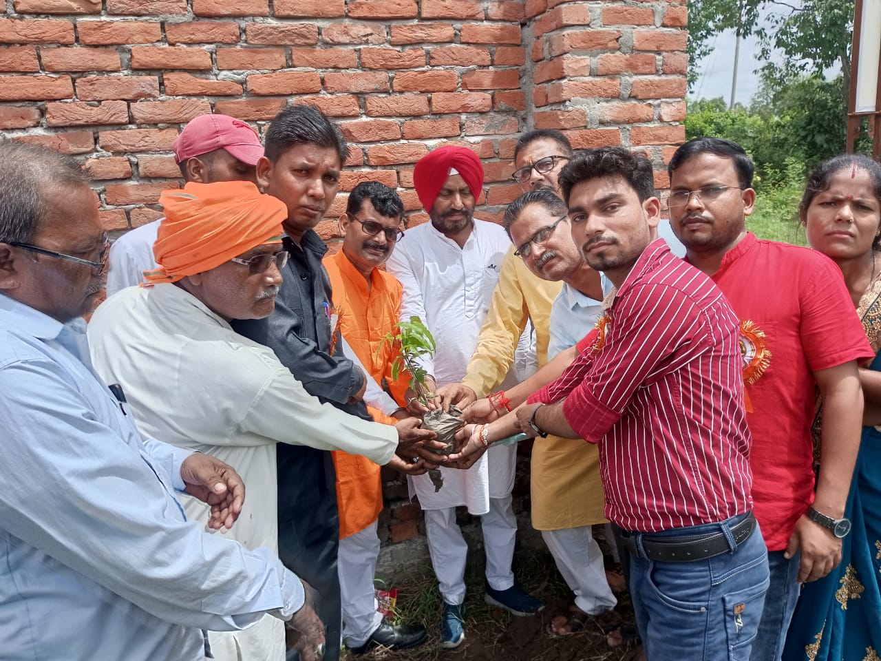 पीलीभीत :जन कल्याण सुरक्षा संघ कार्यालय पर किया ध्वजारोहण,विद्यालयों में बृक्षारोपण।